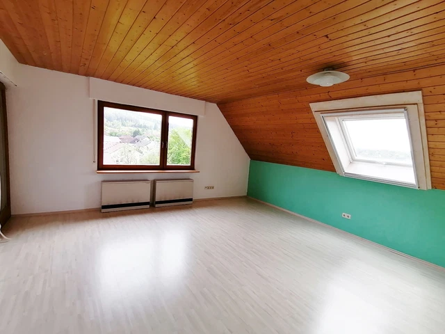 4-5 Zi. DG-Wohnung in ruhiger Lage und herrlicher Aussicht zu vermieten