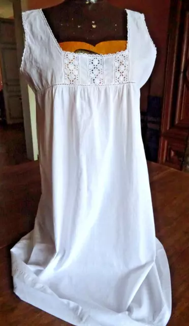 Chemise en coton brodé et dentelle