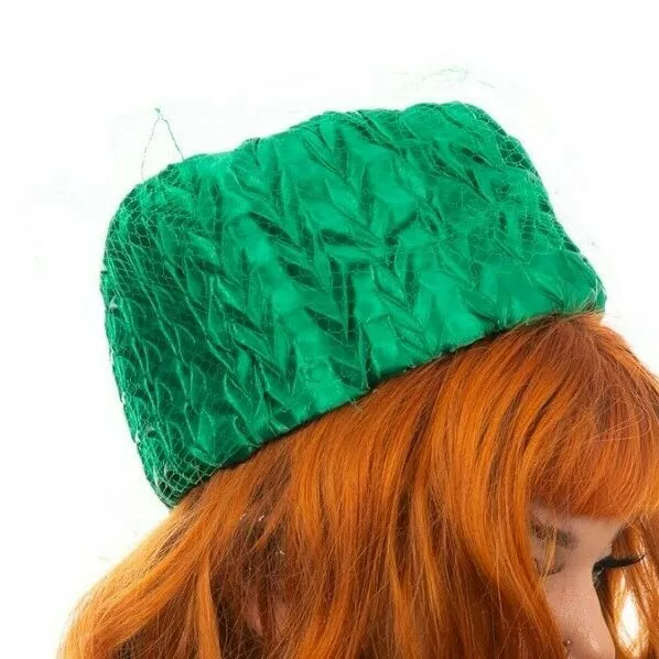 Cappello portapillole in raso arricciato anni '60 verde smeraldo stratificato arricciato