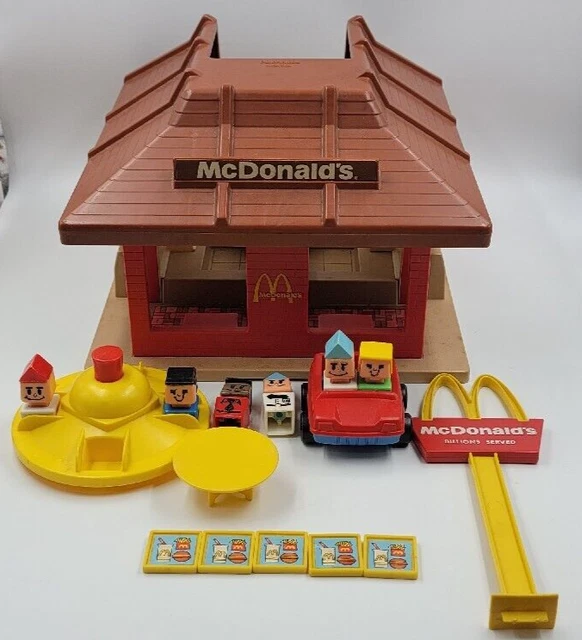 PLAYSKOOL FAMILIAR PLACES McDonalds PlaySet Restaurant Figures Tray's