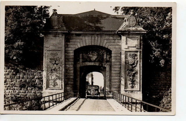 LONGWY - Meurthe et Moselle - CPA 54 - une voiture à la porte de France