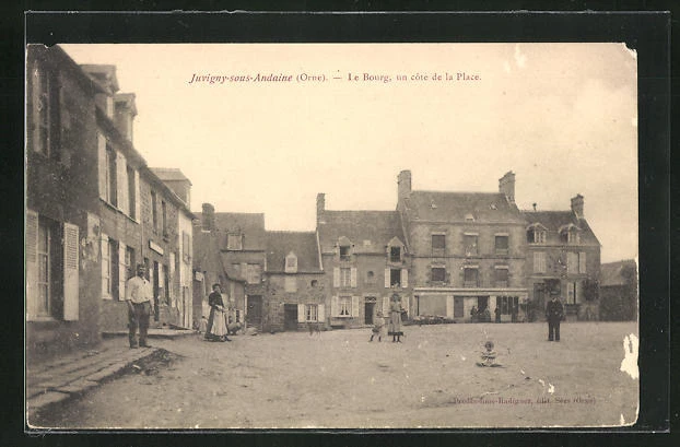 CPA Juvigny-sous-Andaine, Le Bourg, One side of the Place