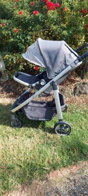 UPPABABY CRUZ 2018  PRAM ( plus free travel cot)