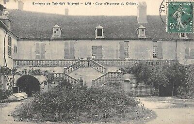 Cpa 58 Lys Cour D'honneur Du Chateau