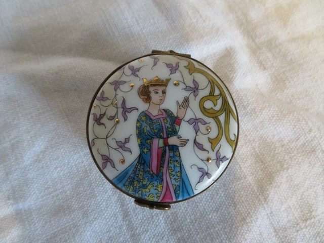 ancienne boite à pilule en porcelaine de limoge ou autre décor de princesse