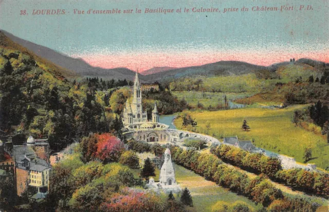 Lourdes vue d'ensemble sur la basilique et le calvaire prise du château