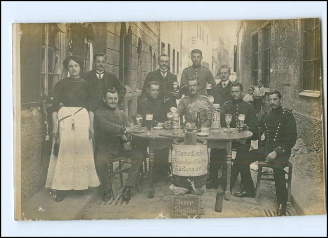 Y16459/ Augsburg Soldaten am Stammtisch trinken Bier Bierkrug Foto AK 1912