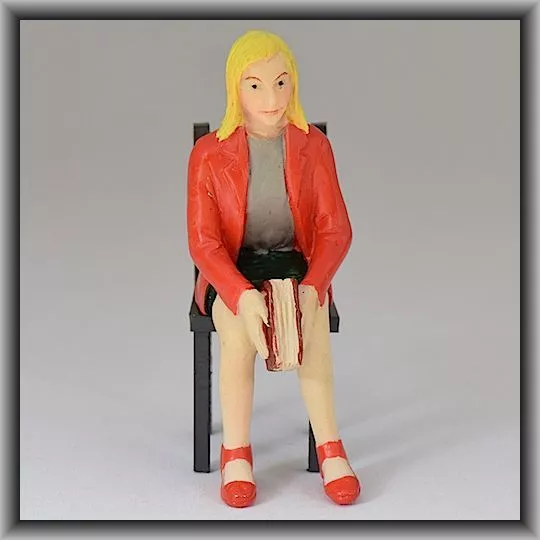 Dingler Handbemalte Figur Polyresin Spur 1 Frau sitzend, rote Jacke (100219-03)