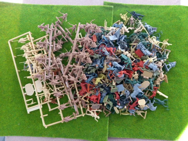Various plastic soldiers from a variety of  manufacturers all in 1/72-20mm scale