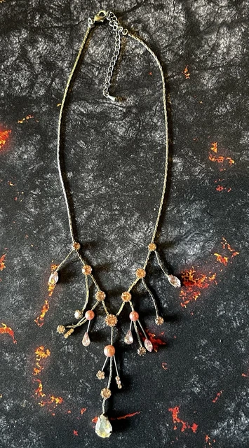 Collier Perles Noires à Reflets Avec Fermoir En Forme De Rose Argentée - Occasion - Très Bel état (TBE)