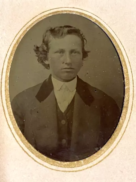 1860s TINTYPE PHOTOGRAPH antique metal bon-ton photo YOUNG MAN 2.25" x 4"