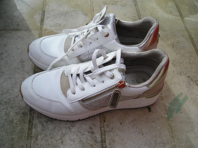 une paire de basket femme blanches en taille 40