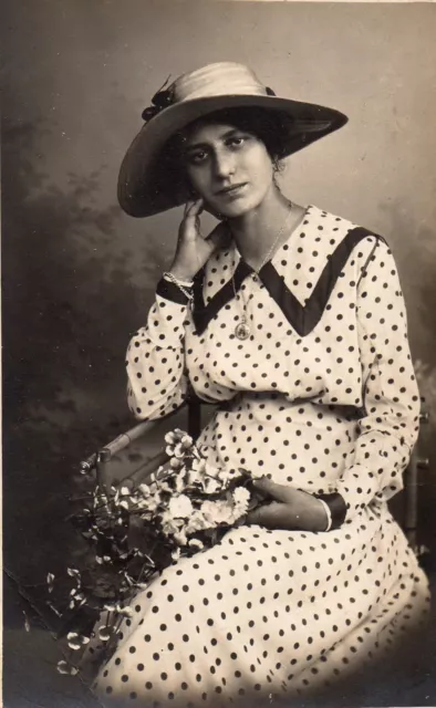 BD947 Carte Photo vintage card RPPC Femme woman mode fashion robe pois chapeau