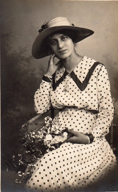BD947 Vintage Photo Card RPPC Women Woman Fashion Fashion Dress Peas Hat