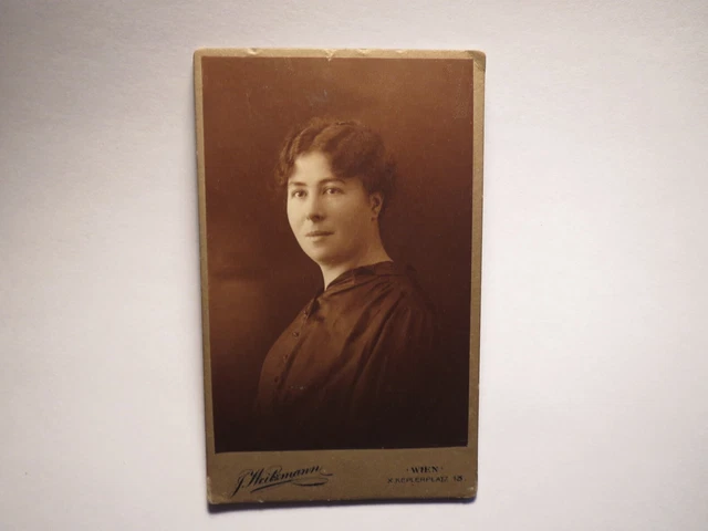 junge Frau kurz bevor sie in den Orden eintrat / CDV J. Weitzmann Wien