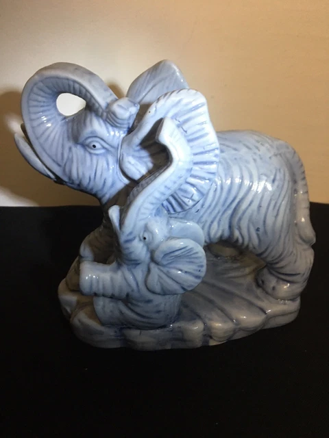Éléphants En Céramique Bleue