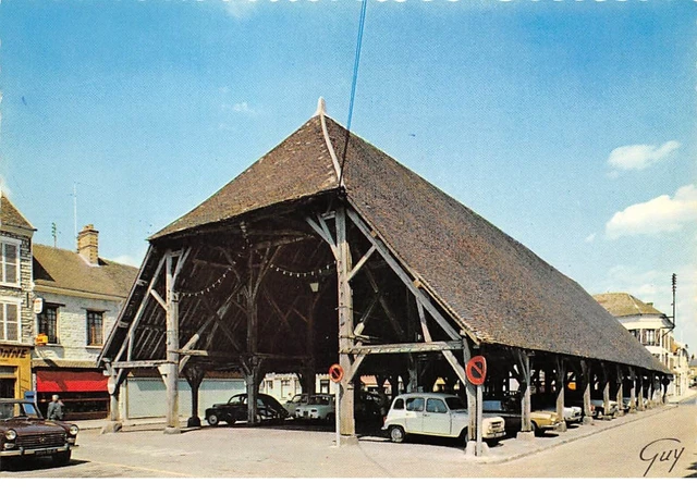 91.n° 205082.milly la foret.place du marché .vue générale.cpsm - 15 x 10.5