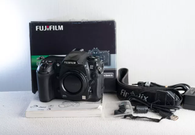 Legendaria película de Fuji FinePix S5 Pro.  En caja, 21,5 k obturador