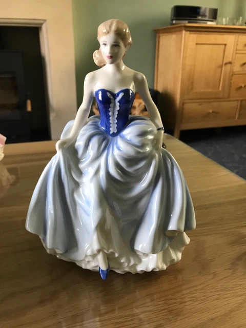 ROYAL DOULTON FIGURINE “ Susan “ Figure Of The Year 2004 £25.00 ...