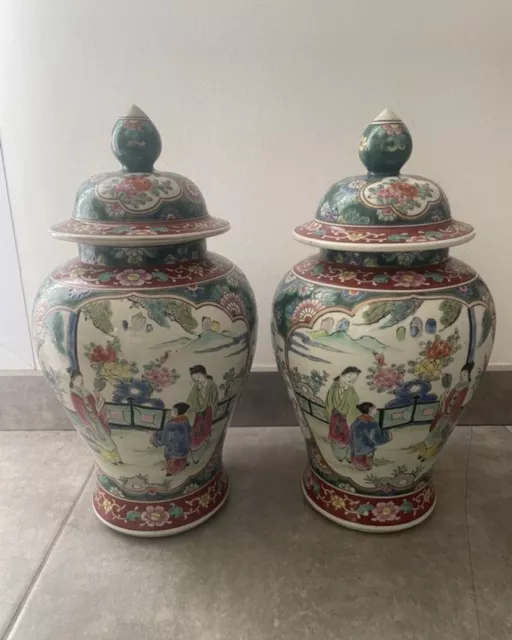 Ancienne Paire de Pots Couverts en Porcelaine Signés