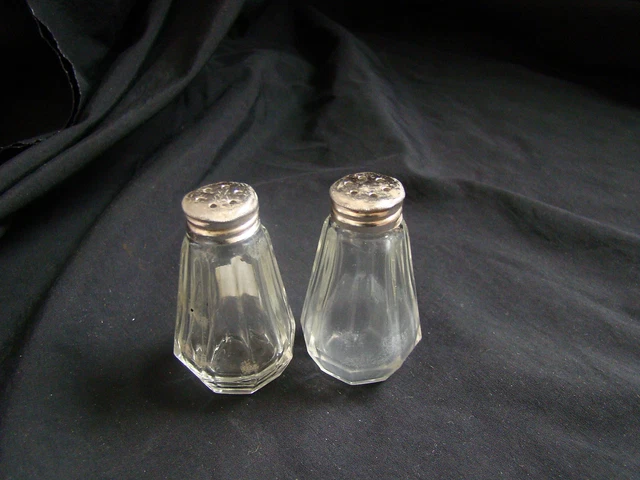 PAIRE DE SALERONS en cristal taillé ronds et cerclés