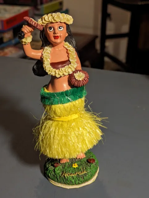 Hula Danseuse Poupée Sur Hawaii Voiture Voyage De Voyage En Voiture. Aloha  Mini Poupée Fille Dansant Sur Le Tableau De Bord Dans Le Paysage De La  Nature Tropicale. Tourisme Et Concept De