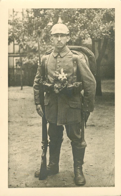 SOLDAT MIT PICKELHAUBE und Gewehr, InfanterieRegiment, Leipzig