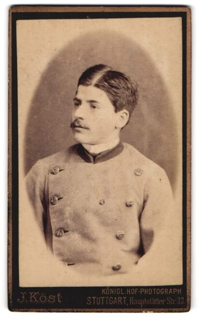 Fotografie J. Köst, Stuttgart, Hauptstätter Straße 33, Junger Mann im edlen Man