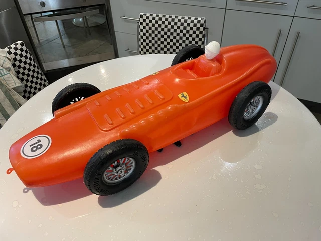 Lot De 2 Jouets Anciens En Tôle : Tank Télécommandé + Ferrari (vintage, Voir Photos)