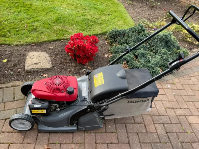 Honda HRX426QC Self-Propelled Petrol Lawnmower with back roller