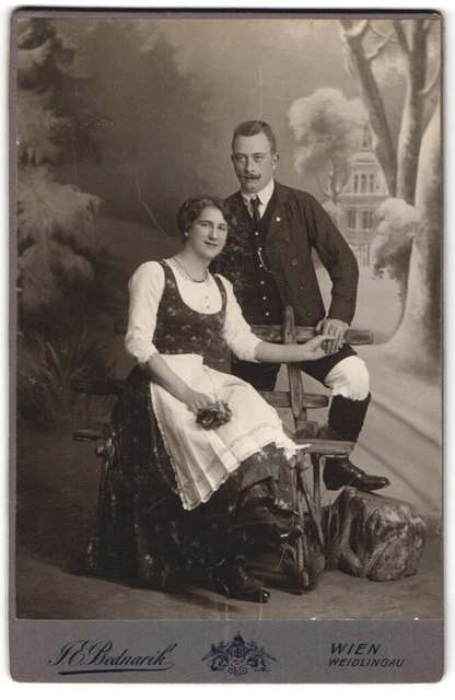 Fotografie F. E. Bednarik, Wien, Kaiserstraße 42, Junges Paar mit Trachten in e