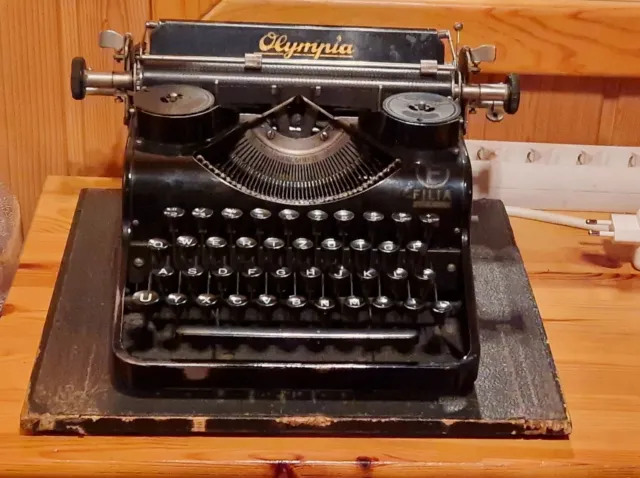 Historische Schreibmaschine Olympia FILIA