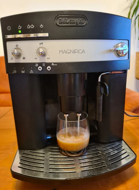 DeLonghi Magnifica ESAM3000.B Kaffeevollautomat Schwarz