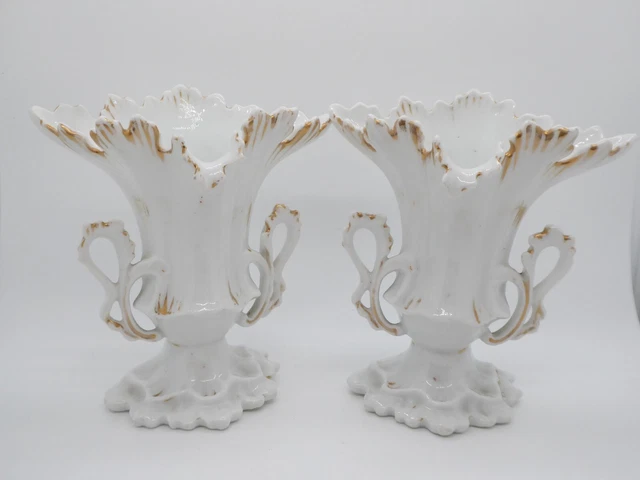 Paire de Vases d'église ou de mariée en porcelaine de Paris