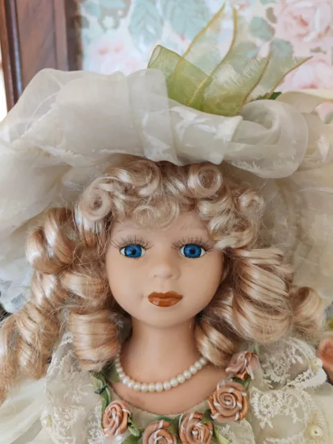 bambola di porcellana da collezione