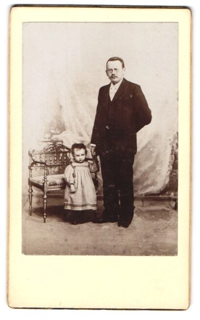 Fotografie unbekannter Fotograf und Ort, Herr mit Brille und einem Kleinkind an