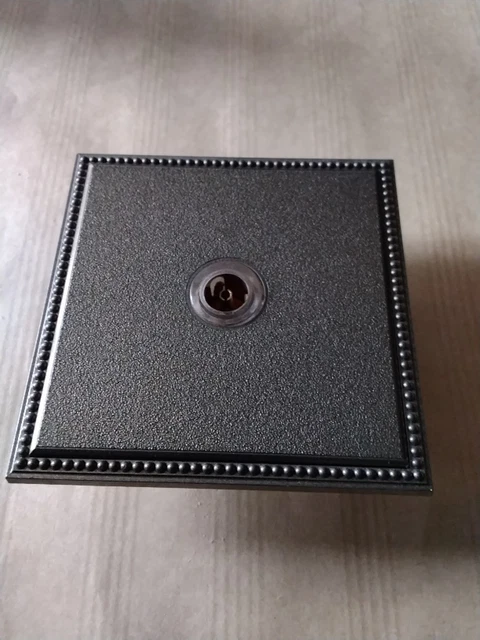 Enjoliveur Prise Murale Legrand Prestige Chambord - Style Louis XV, Finition Bronze, Neuf