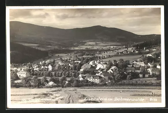 Ansichtskarte Eisenstein im Böhmerwald, Totalansicht von einem Berg aus