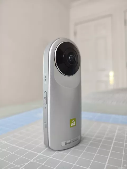 LG 360 CAM Spherical Camera wide angle 13MP Photos 2K Video LGR105 w/Accessories 3