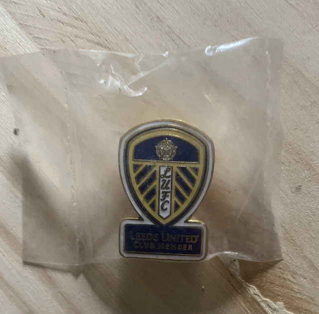 RARE LEEDS UNITED FOOTBALL CLUB MEMBER ENAMEL PRESS PIN BADGE Sealed