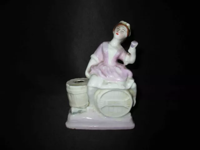 ancien encrier peint en porcelaine de vieux Paris femme assise tonneau XIX ème
