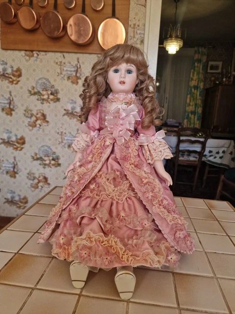 RARE POUPEE DE COLLECTION MUNDIA LES ROMANTIQUES 50 CM EN
