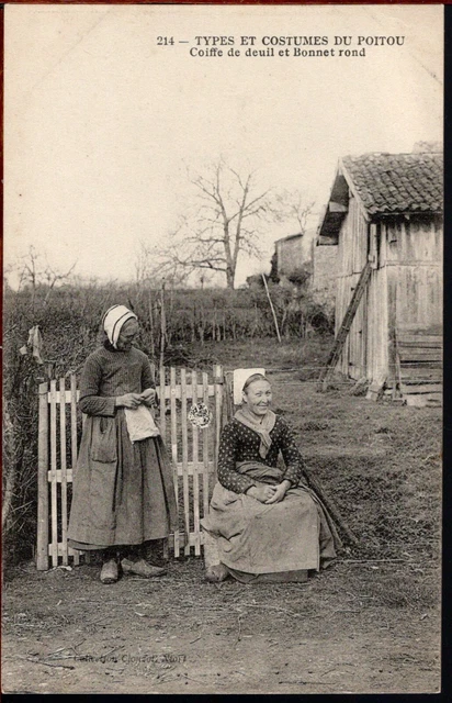 CPA - Types et Costumes du Poitou - Coiffe de deuil et bonnet rond