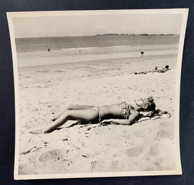 LIV16261  Photographie Photo d&#039;époque vintage jeune femme bikini plage sabl