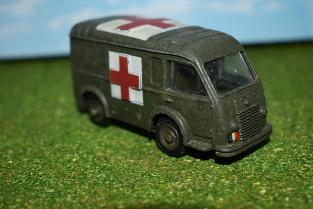 Dinky toys 80F ambulance Renault militaire - Collection
