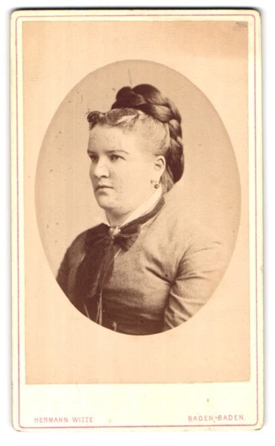 Fotografie Hermann Witte, Baden-Baden, Schillerstr., Portrait Frau im Kleid mit