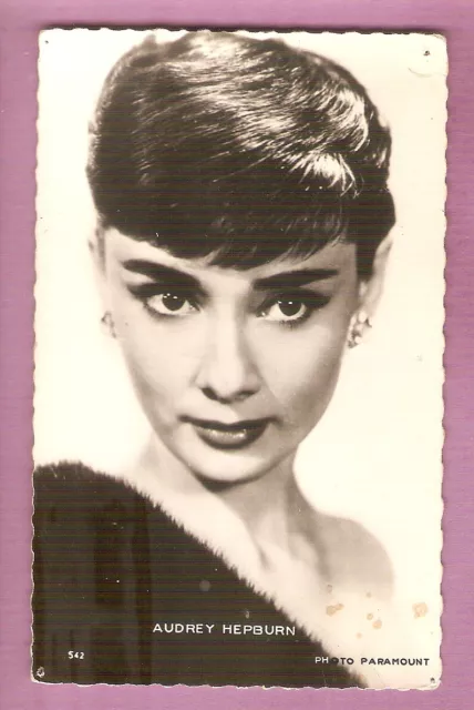 Audrey HEPBURN carte postale  vintage NB   CINEMA  ed.Globe  abe/be/Paramount