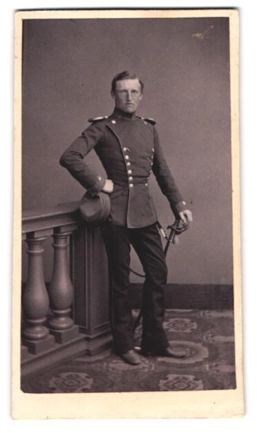 Fotografie unbekannter Fotograf und Ort, Portrait Ulan in Uniform mit Säbel und