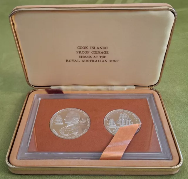 Cook Islands – Set James Cook 1974 – $ 2½  + 7½ – Silber – PP – in Originaletui