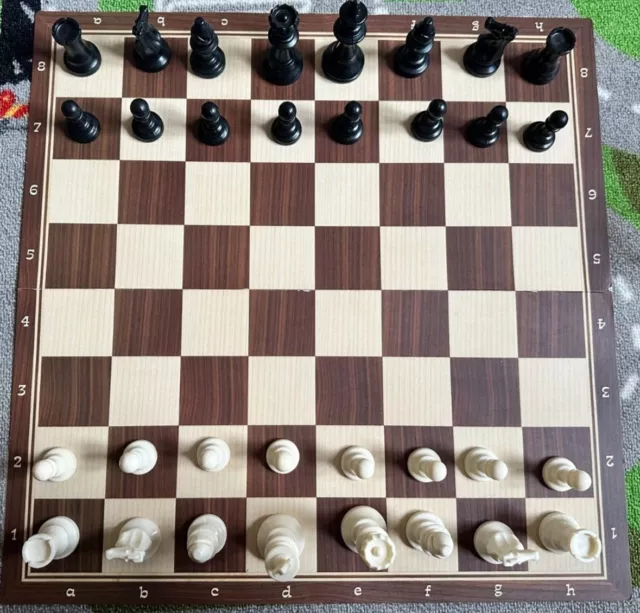 Gioco Scacchi-set completo con scacchiera pieghevole in cartone (50x50)e scacchi